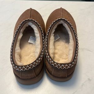 Kids size 6 (but would fit adult size 7) Tasman slipper. New without tags